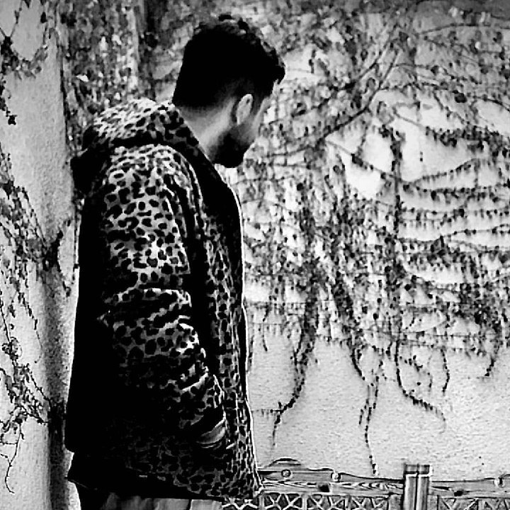 دانلود آهنگ سینا پارسیان میگن عشق به همین حال بدی و در به دریشه